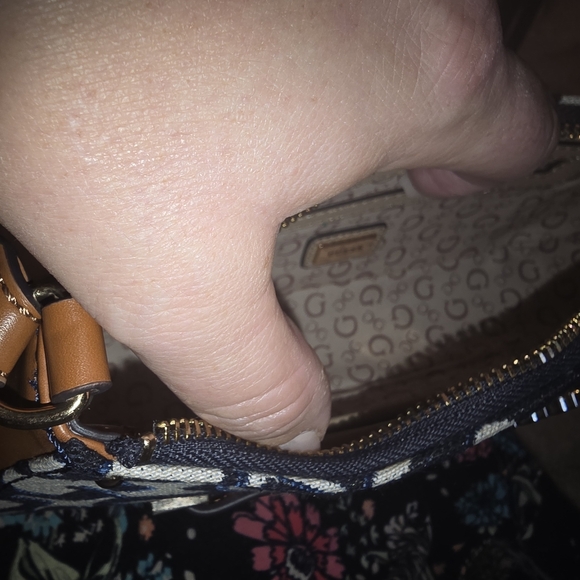 Guess Patterned Shoulder Bag - Picture 4 of 7